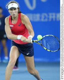 Johanna Konta of Britain returns a shot to Simona Halep of Romania in their third-round match of the women s singles during the 2015 WTA Tennis Damen Wuhan Open tennis tournament in Wuhan city, central China s Hubei province, 30 September 2015. Simona Halep of Romania was defeated by Johanna Konta of Britain 1-2 (3-6 6-3 5-7) in their third-round match of the women s singles during the 2015 WTA Wuhan Open tennis tournament in Wuhan city, central China s Hubei province, 30 September 2015. Top seed Simona Halep ousted by Johanna Konta at Wuhan Open  20150930_13004