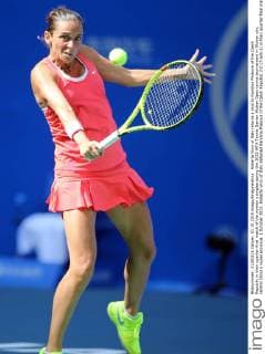 Roberta Vinci of Italy returns a shot to Karolina Pliskova of the Czech Republic in their quarter-final match of the women s singles during the 2015 WTA Tennis Damen Wuhan Open tennis tournament in Wuhan city, central China s Hubei province, 1 October 2015. Roberta Vinci of Italy defeated Karolina Pliskova of the Czech Republic 2-0 (7-6 6-3) in their quarter-final match of the women s singles during the 2015 WTA Wuhan Open tennis tournament in Wuhan city, central China s Hubei province, 1 October 2015. Roberta Vinci defeats Karolina Pliskova at Wuhan Open  20151001_09085