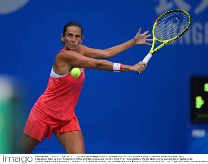 Roberta Vinci of Italy returns a shot to Karolina Pliskova of the Czech Republic in their quarter-final match of the women s singles during the 2015 WTA Tennis Damen Wuhan Open tennis tournament in Wuhan city, central China s Hubei province, 1 October 2015. Roberta Vinci of Italy defeated Karolina Pliskova of the Czech Republic 2-0 (7-6 6-3) in their quarter-final match of the women s singles during the 2015 WTA Wuhan Open tennis tournament in Wuhan city, central China s Hubei province, 1 October 2015. Roberta Vinci defeats Karolina Pliskova at Wuhan Open  20151001_31871