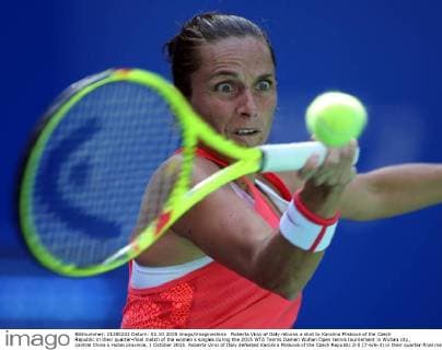 Roberta Vinci of Italy returns a shot to Karolina Pliskova of the Czech Republic in their quarter-final match of the women s singles during the 2015 WTA Tennis Damen Wuhan Open tennis tournament in Wuhan city, central China s Hubei province, 1 October 2015. Roberta Vinci of Italy defeated Karolina Pliskova of the Czech Republic 2-0 (7-6 6-3) in their quarter-final match of the women s singles during the 2015 WTA Wuhan Open tennis tournament in Wuhan city, central China s Hubei province, 1 October 2015. Roberta Vinci defeats Karolina Pliskova at Wuhan Open  20151001_31872