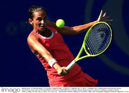 (151001) -- WUHAN, Oct. 1, 2015 -- Roberta Vinci of Italy returns the ball during the quarterfinal match against Karolina Pliskova of Czech at 2015 WTA Tennis Damen Wuhan Open Tennis Tournament in Wuhan, capital of central China s Hubei Province, Oct. 1, 2015. Vinci won 2-0. ) (SP)CHINA-WUHAN-TENNIS-WTA-WUHAN OPEN (CN) ChengxMin 