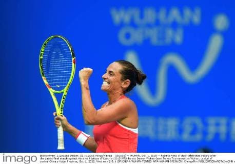 (151001) -- WUHAN, Oct. 1, 2015 -- Roberta Vinci of Italy celebrates victory after the quarterfinal match against Karolina Pliskova of Czech at 2015 WTA Tennis Damen Wuhan Open Tennis Tournament in Wuhan, capital of central China s Hubei Province, Oct. 1, 2015. Vinci won 2-0. ) (SP)CHINA-WUHAN-TENNIS-WTA-WUHAN OPEN (CN) ChengxMin 