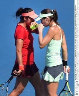 (151001) -- WUHAN, Oct. 1, 2015 -- Martina Hingis (R) of Switzerland and Sania Mirza of India talk to each other during the women s doubles quarterfinal match against Klaudia Jans-Ignacik of Poland and Anastasia Rodionova of Australia at 2015 WTA Tennis Damen Wuhan Open Tennis Tournament in Wuhan, capital of central China s Hubei Province, Oct. 1, 2015. ) (SP)CHINA-WUHAN-TENNIS-WTA-WUHAN OPEN (CN) ChengxMin 