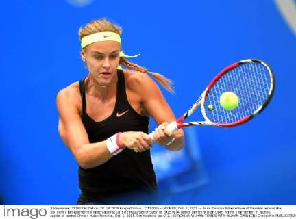 (151001) -- WUHAN, Oct. 1, 2015 -- Anna Karolina Schmiedlova of Slovakia returns the ball during her quarterfinal match against Garbine Muguruza of Spain at 2015 WTA Tennis Damen Wuhan Open Tennis Tournament in Wuhan, capital of central China s Hubei Province, Oct. 1, 2015. Schmiedlova lost 0-2.) (SP)CHINA-WUHAN-TENNIS-WTA-WUHAN OPEN (CN) ChengxMin 