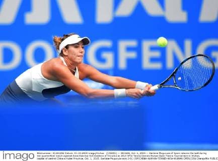 (151001) -- WUHAN, Oct. 1, 2015 -- Garbine Muguruza of Spain returns the ball during her quarterfinal match against Anna Karolina Schmiedlova of Slovakia at 2015 WTA Tennis Damen Wuhan Open Tennis Tournament in Wuhan, capital of central China s Hubei Province, Oct. 1, 2015. Garbine Muguruza won 2-0.) (SP)CHINA-WUHAN-TENNIS-WTA-WUHAN OPEN (CN) ChengxMin 