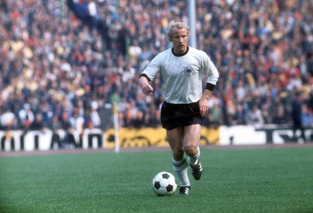EM-Qualifikation Viertelfinale, BR Deutschland - Spanien in München: Berti Vogts (BRD) am Ball