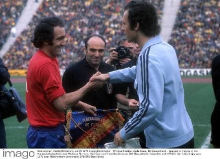 EM-Qualifikation Viertelfinale, BR Deutschland - Spanien in München: Die Mannschaftskapitäne Jose Martinez Pirri (re., Spanien) und Franz Beckenbauer (BR Deutschland) begrüßen sich