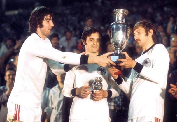 Fußball, EM Finale 1976 in Belgrad, Tschechoslowakei - Deutschland 5:3 i. E Die Tschechoslowakei ist Europameister, v.li.. Anton Ondrus, Karol Dobias und Zdenek Nehoda mit der Trophäe