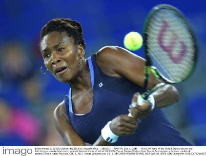 (151001) -- WUHAN, Oct. 1, 2015 -- Venus Williams of the United States returns the ball during a quarterfinal match against Johanna Konta of UK at 2015 WTA Tennis Damen Wuhan Open Tennis Tournament in Wuhan, capital of central China s Hubei Province, Oct. 1, 2015. Venus Williams won 2-1. ) (SP)CHINA-WUHAN-TENNIS-WTA-WUHAN OPEN (CN) ChengxMin 