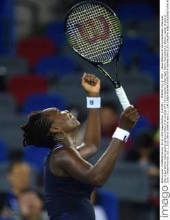(151001) -- WUHAN, Oct. 1, 2015 -- Venus Williams of the United States celebrates after a quarterfinal match against Johanna Konta of UK at 2015 WTA Tennis Damen Wuhan Open Tennis Tournament in Wuhan, capital of central China s Hubei Province, Oct. 1, 2015. Venus Williams won 2-1. ) (SP)CHINA-WUHAN-TENNIS-WTA-WUHAN OPEN (CN) ChengxMin 