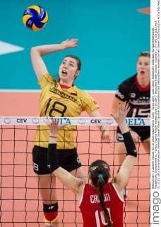 01.10.2015, Lotto Arena, Antwerpen Volleyball, Europameisterschaft, Viertelfinale, Deutschland vs. Türkei Tuerkei Angriff Wiebke Silge ( 18 GER) - Block Eda Erdem Dündar Duendar ( 14 TUR)