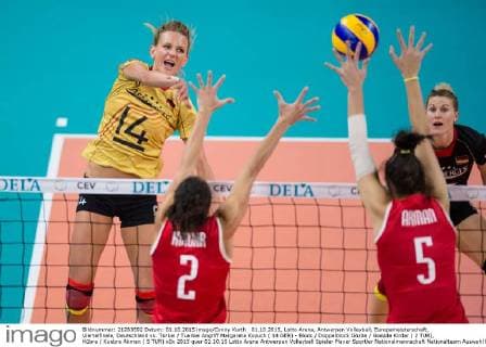 01.10.2015, Lotto Arena, Antwerpen Volleyball, Europameisterschaft, Viertelfinale, Deutschland vs. Türkei Tuerkei Angriff Margareta Kozuch ( 14 GER) - Block Doppelblock Gözde Goezde Kirdar ( 2 TUR), Kübra Kuebra Akman ( 5 TUR)