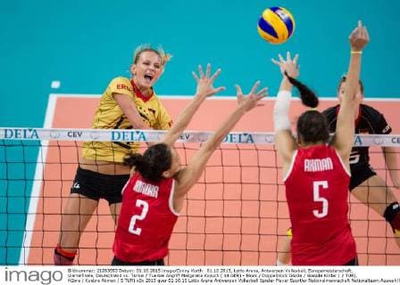 01.10.2015, Lotto Arena, Antwerpen Volleyball, Europameisterschaft, Viertelfinale, Deutschland vs. Türkei Tuerkei Angriff Margareta Kozuch ( 14 GER) - Block Doppelblock Gözde Goezde Kirdar ( 2 TUR), Kübra Kuebra Akman ( 5 TUR)