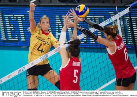01.10.2015, Lotto Arena, Antwerpen Volleyball, Europameisterschaft, Viertelfinale, Deutschland vs. Türkei Tuerkei Angriff Maren Brinker ( 4 GER) - Block Doppelblock Kübra Kuebra Akman ( 5 TUR), Polen Uslupehlivan ( 6 TUR)