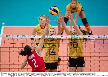 01.10.2015, Lotto Arena, Antwerpen Volleyball, Europameisterschaft, Viertelfinale, Deutschland vs. Türkei Tuerkei Angriff Gözde Goezde Kirdar ( 2 TUR) - Block Doppelblock Margareta Kozuch ( 14 GER), Wiebke Silge ( 18 GER)