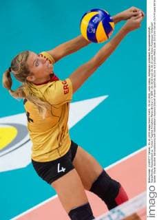 01.10.2015, Lotto Arena, Antwerpen Volleyball, Europameisterschaft, Viertelfinale, Deutschland vs. Türkei Tuerkei Annahme Maren Brinker ( 4 GER)