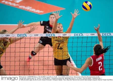 01.10.2015, Lotto Arena, Antwerpen Volleyball, Europameisterschaft, Viertelfinale, Deutschland vs. Türkei Tuerkei Block Doppelblock batiof16, Margareta Kozuch ( 14 GER) - Angriff Gözde Goezde Kirdar ( 2 TUR)