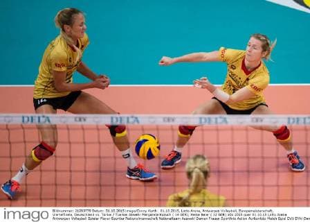 01.10.2015, Lotto Arena, Antwerpen Volleyball, Europameisterschaft, Viertelfinale, Deutschland vs. Türkei Tuerkei Abwehr Margareta Kozuch ( 14 GER), Heike Beier ( 12 GER)