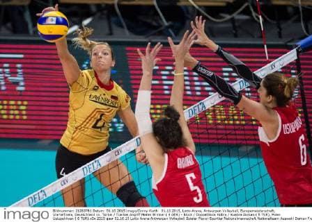 01.10.2015, Lotto Arena, Antwerpen Volleyball, Europameisterschaft, Viertelfinale, Deutschland vs. Türkei Tuerkei Angriff Maren Brinker ( 4 GER) - Block Doppelblock Kübra Kuebra Akman ( 5 TUR), Polen Uslupehlivan ( 6 TUR)