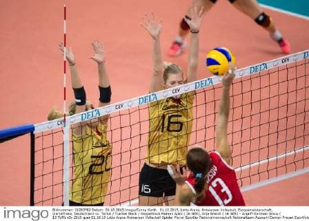 01.10.2015, Lotto Arena, Antwerpen Volleyball, Europameisterschaft, Viertelfinale, Deutschland vs. Türkei Tuerkei Block Doppelblock Mareen Apitz ( 20 GER), Anja Brandt ( 16 GER) - Angriff Neriman Ozsoy ( 13 TUR)