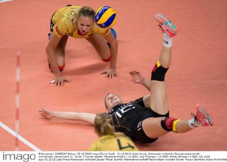 01.10.2015, Lotto Arena, Antwerpen Volleyball, Europameisterschaft, Viertelfinale, Deutschland vs. Türkei Tuerkei Abwehr Margareta Kozuch ( 14 GER), Lisa Thomsen ( 15 GER), Maren Brinker ( 4 GER)