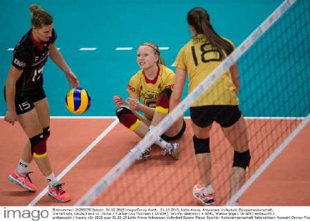 01.10.2015, Lotto Arena, Antwerpen Volleyball, Europameisterschaft, Viertelfinale, Deutschland vs. Türkei Tuerkei Lisa Thomsen ( 15 GER), Jennifer Geerties ( 6 GER), Wiebke Silge ( 18 GER) enttäuscht enttaeuscht traurig