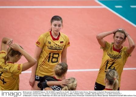 01.10.2015, Lotto Arena, Antwerpen Volleyball, Europameisterschaft, Viertelfinale, Deutschland vs. Türkei Tuerkei Maren Brinker ( 4 GER), Wiebke Silge ( 18 GER), Margareta Kozuch ( 14 GER) enttäuscht enttaeuscht traurig nach Niederlage