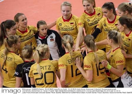 01.10.2015, Lotto Arena, Antwerpen Volleyball, Europameisterschaft, Viertelfinale, Deutschland vs. Türkei Tuerkei Team Deutschland enttäuscht enttaeuscht traurig nach Niederlage