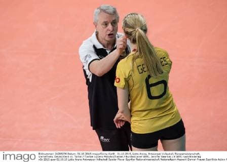 01.10.2015, Lotto Arena, Antwerpen Volleyball, Europameisterschaft, Viertelfinale, Deutschland vs. Türkei Tuerkei Luciano Pedulla (Trainer Bundestrainer GER), Jennifer Geerties ( 6 GER) nach Niederlag