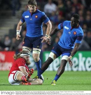 01.10.2015. Milton Keynes, England. Rugby World Cup. France versus Canada. Canada s Evan Olmstead and Frances Yannick Nyanga tussle for the ball. xPhilxHutchinsonx  ActionPlus11667146