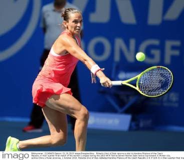 Roberta Vinci of Italy returns a shot to Karolina Pliskova of the Czech Republic in their quarter-final match of the women s singles during the 2015 WTA Tennis Damen Wuhan Open tennis tournament in Wuhan city, central China s Hubei province, 1 October 2015. Roberta Vinci of Italy defeated Karolina Pliskova of the Czech Republic 2-0 (7-6 6-3) in their quarter-final match of the women s singles during the 2015 WTA Wuhan Open tennis tournament in Wuhan city, central China s Hubei province, on Thursday (1 October 2015). Roberta Vinci defeats Karolina Pliskova at Wuhan Open  20151001_31869
