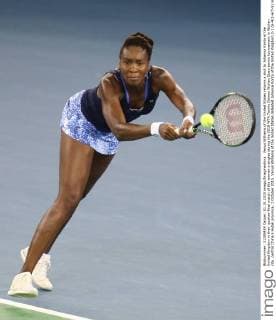 Venus Williams of the United States returns a shot to Johanna Konta of the United Kingdom in their quarter-final match of the women s singles during the 2015 WTA Tennis Damen Wuhan Open tennis tournament in Wuhan city, central China s Hubei province, 1 October 2015. Venus Williams of the United States defeated Johanna Konta of the United Kingdom 2-1 (6-4 3-6 7-5) in their quarter-final match of the women s singles during the 2015 WTA Wuhan Open tennis tournament in Wuhan city, central China s Hubei province, on Thursday (1 October 2015). Venus Williams ousts Johanna Konta to advance semi-final at Wuhan Open  20151001_68117