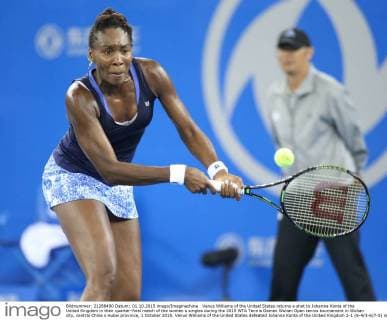Venus Williams of the United States returns a shot to Johanna Konta of the United Kingdom in their quarter-final match of the women s singles during the 2015 WTA Tennis Damen Wuhan Open tennis tournament in Wuhan city, central China s Hubei province, 1 October 2015. Venus Williams of the United States defeated Johanna Konta of the United Kingdom 2-1 (6-4 3-6 7-5) in their quarter-final match of the women s singles during the 2015 WTA Wuhan Open tennis tournament in Wuhan city, central China s Hubei province, on Thursday (1 October 2015). Venus Williams ousts Johanna Konta to advance semi-final at Wuhan Open  20151001_68117