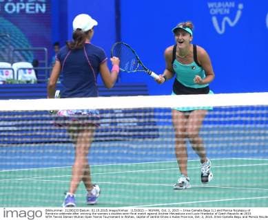 (151002) -- WUHAN, Oct. 2, 2015 -- Irina-Camelia Begu (L) and Monica Niculescu of Romania celebrate after winning the women s doubles semi-final match against Andrea Hlavaskova and Lucie Hradecka of Czech Republic at 2015 WTA Tennis Damen Wuhan Open Tennis Tournament in Wuhan, capital of central China s Hubei Province, Oct. 2, 2015. Irina-Camelia Begu and Monica Niculescu won 2-1 to enter the final. ) (SP)CHINA-WUHAN-TENNIS-WTA-WUHAN OPEN (CN) ChengxMin 