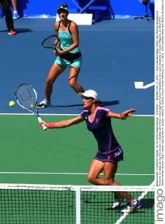 (151002) -- WUHAN, Oct. 2, 2015 -- Irina-Camelia Begu (front) and Monica Niculescu of Romania compete during the women s doubles semi-final match against Andrea Hlavaskova and Lucie Hradecka of Czech Republic at 2015 WTA Tennis Damen Wuhan Open Tennis Tournament in Wuhan, capital of central China s Hubei Province, Oct. 2, 2015. Irina-Camelia Begu and Monica Niculescu won 2-1 to enter the final. ) (SP)CHINA-WUHAN-TENNIS-WTA-WUHAN OPEN (CN) ChengxMin 