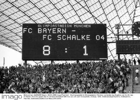 Die Anzeigetafel im Olympiastadion München verkündet das Ergebnis von 8:1 für den FC Bayern München gegen den FC Schalke 04