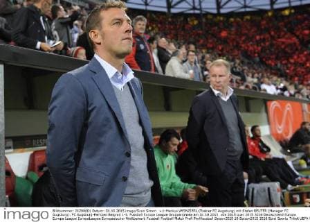 v.li:Markus WEINZIERL (Trainer FC Augsburg) mit Stefan REUTER (Manager FC Augsburg). FC Augsburg-Partizan Belgrad 1-3. Fussball Europa League Gruppenphase am 01.10.2015.