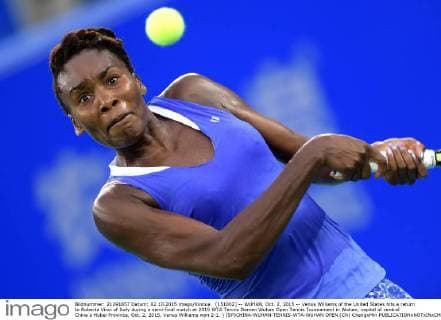 (151002) -- WUHAN, Oct. 2, 2015 -- Venus Williams of the United States hits a return to Roberta Vinci of Italy during a semi-final match at 2015 WTA Tennis Damen Wuhan Open Tennis Tournament in Wuhan, capital of central China s Hubei Province, Oct. 2, 2015. Venus Williams won 2-1. ) (SP)CHINA-WUHAN-TENNIS-WTA-WUHAN OPEN (CN) ChengxMin 