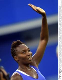 (151002) -- WUHAN, Oct. 2, 2015 -- Venus Williams of the United States celebrates after winning a semi-final match against Roberta Vinci of Italy at 2015 WTA Tennis Damen Wuhan Open Tennis Tournament in Wuhan, capital of central China s Hubei Province, Oct. 2, 2015. Venus Williams won 2-1. ) (SP)CHINA-WUHAN-TENNIS-WTA-WUHAN OPEN (CN) ChengxMin 