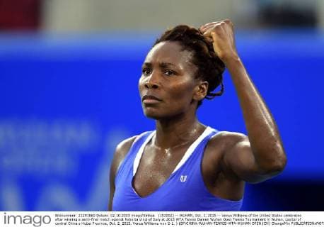 (151002) -- WUHAN, Oct. 2, 2015 -- Venus Williams of the United States celebrates after winning a semi-final match against Roberta Vinci of Italy at 2015 WTA Tennis Damen Wuhan Open Tennis Tournament in Wuhan, capital of central China s Hubei Province, Oct. 2, 2015. Venus Williams won 2-1. ) (SP)CHINA-WUHAN-TENNIS-WTA-WUHAN OPEN (CN) ChengxMin 