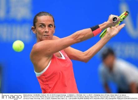 (151002) -- WUHAN, Oct. 2, 2015 -- Roberta Vinci of Italy hits a return to Venus Williams of the United States during a semi-final match at 2015 WTA Tennis Damen Wuhan Open Tennis Tournament in Wuhan, capital of central China s Hubei Province, Oct. 2, 2015. Roberta Vinci lost 1-2. ) (SP)CHINA-WUHAN-TENNIS-WTA-WUHAN OPEN (CN) ChengxMin 