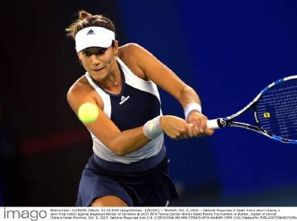 (151002) -- WUHAN, Oct. 2, 2015 -- Garbine Muguruza of Spain hits a return during a semi-final match against Angelique Kerber of Germany at 2015 WTA Tennis Damen Wuhan Open Tennis Tournament in Wuhan, capital of central China s Hubei Province, Oct. 2, 2015. Garbine Muguruza won 2-0. ) (SP)CHINA-WUHAN-TENNIS-WTA-WUHAN OPEN (CN) ChengxMin 