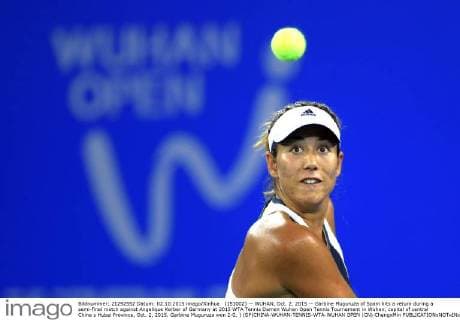 (151002) -- WUHAN, Oct. 2, 2015 -- Garbine Muguruza of Spain hits a return during a semi-final match against Angelique Kerber of Germany at 2015 WTA Tennis Damen Wuhan Open Tennis Tournament in Wuhan, capital of central China s Hubei Province, Oct. 2, 2015. Garbine Muguruza won 2-0. ) (SP)CHINA-WUHAN-TENNIS-WTA-WUHAN OPEN (CN) ChengxMin 