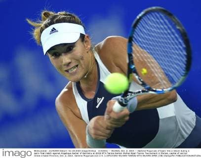 (151002) -- WUHAN, Oct. 2, 2015 -- Garbine Muguruza of Spain hits a return during a semi-final match against Angelique Kerber of Germany at 2015 WTA Tennis Damen Wuhan Open Tennis Tournament in Wuhan, capital of central China s Hubei Province, Oct. 2, 2015. Garbine Muguruza won 2-0. ) (SP)CHINA-WUHAN-TENNIS-WTA-WUHAN OPEN (CN) ChengxMin 