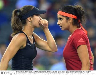 (151002) -- WUHAN, Oct. 2, 2015 -- Martina Hingis (L) of Switzerland and Sania Mirza of India communicate during the women s doubles semi-final match against Chan Hao-Ching and Chan Yung-Jan of Chinese Taipei at 2015 WTA Tennis Damen Wuhan Open Tennis Tournament in Wuhan, capital of central China s Hubei Province, Oct. 2, 2015. Martina Hingis and Sania Mirza won 2-0 to enter the final. ) (SP)CHINA-WUHAN-TENNIS-WTA-WUHAN OPEN (CN) ChengxMin 
