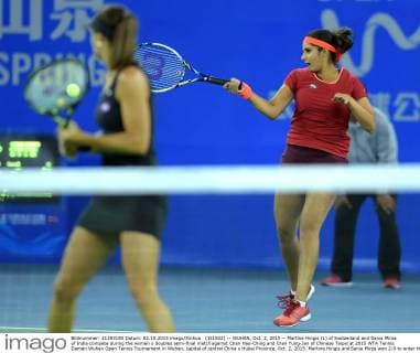 (151002) -- WUHAN, Oct. 2, 2015 -- Martina Hingis (L) of Switzerland and Sania Mirza of India compete during the women s doubles semi-final match against Chan Hao-Ching and Chan Yung-Jan of Chinese Taipei at 2015 WTA Tennis Damen Wuhan Open Tennis Tournament in Wuhan, capital of central China s Hubei Province, Oct. 2, 2015. Martina Hingis and Sania Mirza won 2-0 to enter the final. ) (SP)CHINA-WUHAN-TENNIS-WTA-WUHAN OPEN (CN) ChengxMin 