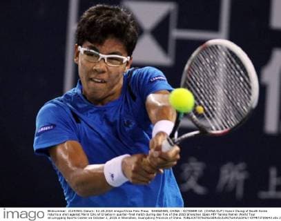 SHENZHEN, CHINA - OCTOBER 02: (CHINA OUT) Hyeon Chung of South Korea returns a shot against Marin Cilic of Croatia in quarter-final match during day five of the 2015 Shenzhen Open ATP Tennis Herren World Tour at Longgang Sports Center on October 2, 2015 in Shenzhen, Guangdong Province of China.  CFP473769643 