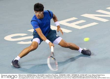 SHENZHEN, CHINA - OCTOBER 02: (CHINA OUT) Hyeon Chung of South Korea returns a shot against Marin Cilic of Croatia in quarter-final match during day five of the 2015 Shenzhen Open ATP Tennis Herren World Tour at Longgang Sports Center on October 2, 2015 in Shenzhen, Guangdong Province of China.  CFP473769634 