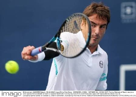 SHENZHEN, CHINA - OCTOBER 02: (CHINA OUT) Tommy Robredo of Spain returns a shot against Simone Bolelli of Spain in quarter-final match during day five of the 2015 Shenzhen Open ATP Tennis Herren World Tour at Longgang Sports Center on October 2, 2015 in Shenzhen, Guangdong Province of China.  CFP473760412 