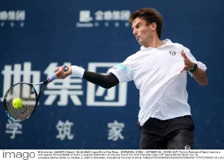 SHENZHEN, CHINA - OCTOBER 02: (CHINA OUT) Tommy Robredo of Spain returns a shot against Simone Bolelli of Spain in quarter-final match during day five of the 2015 Shenzhen Open ATP Tennis Herren World Tour at Longgang Sports Center on October 2, 2015 in Shenzhen, Guangdong Province of China.  CFP473760410 